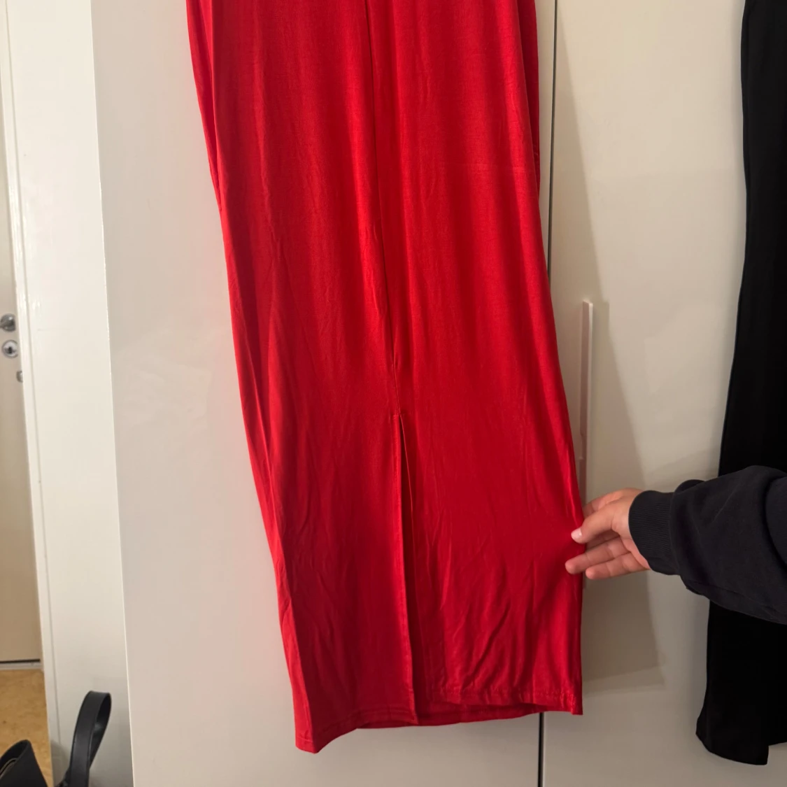 Röd axelbandslös långklänning - 1