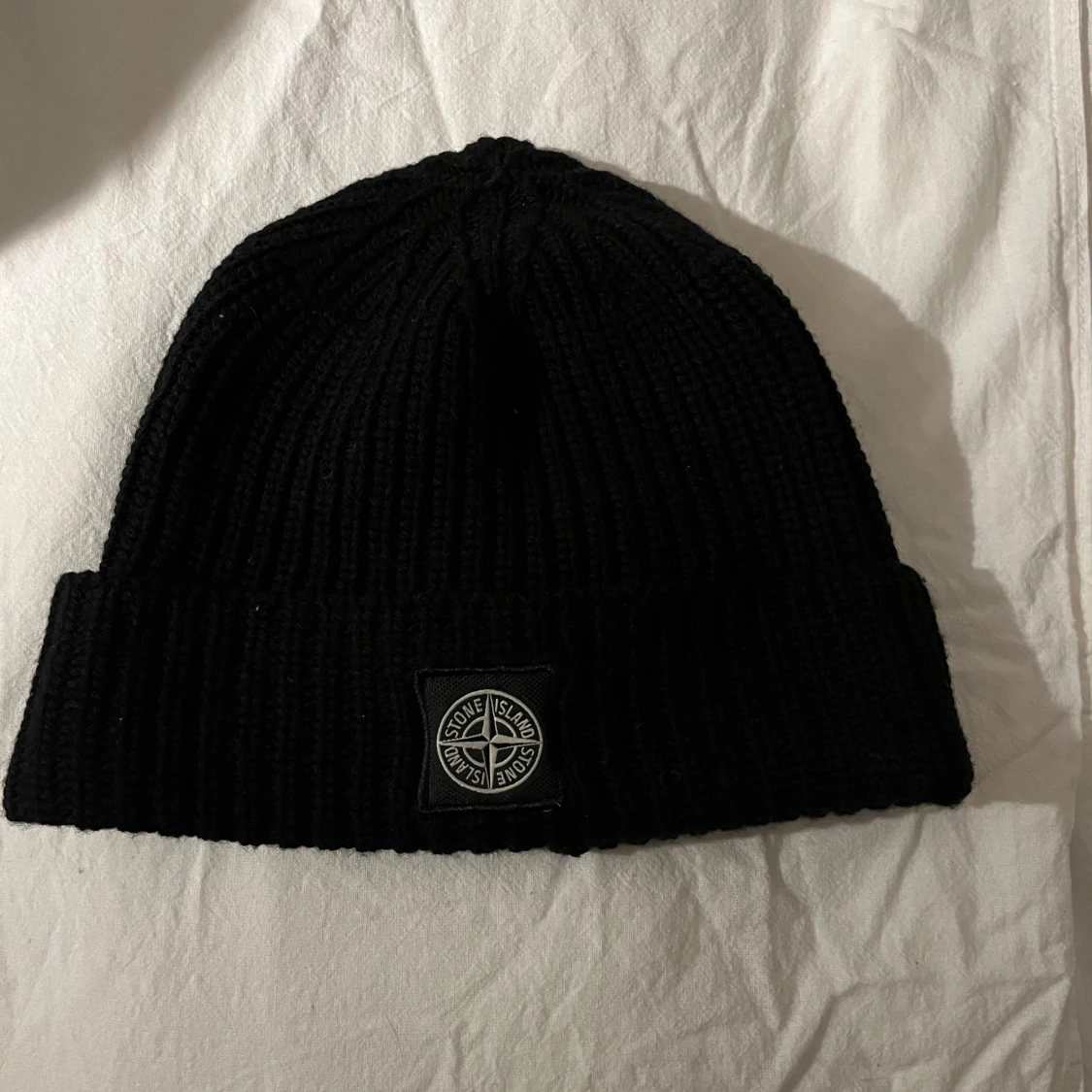 Svart ribbstickad mössa Stone Island