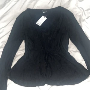 Svart Blus ⭐️ - Säljer nu världens sötaste blus från ginatricot, blusen är HELT oanvänd och prislappen sitter fortfarande kvar. Pris går att diskuteras vid snabb affär ! ⭐️⭐️⭐️