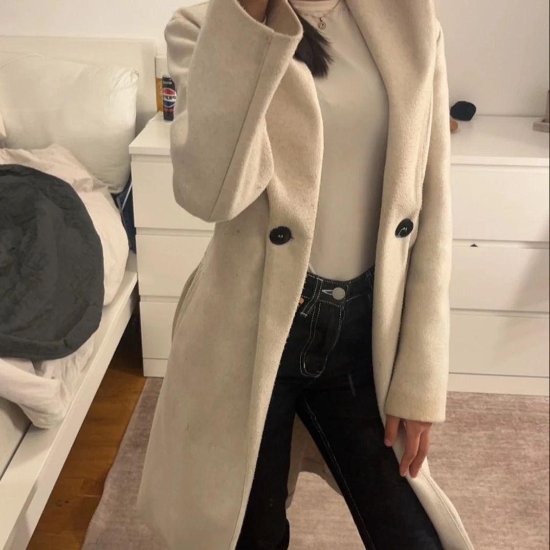 Beige kappa med bälte och knappar - 1