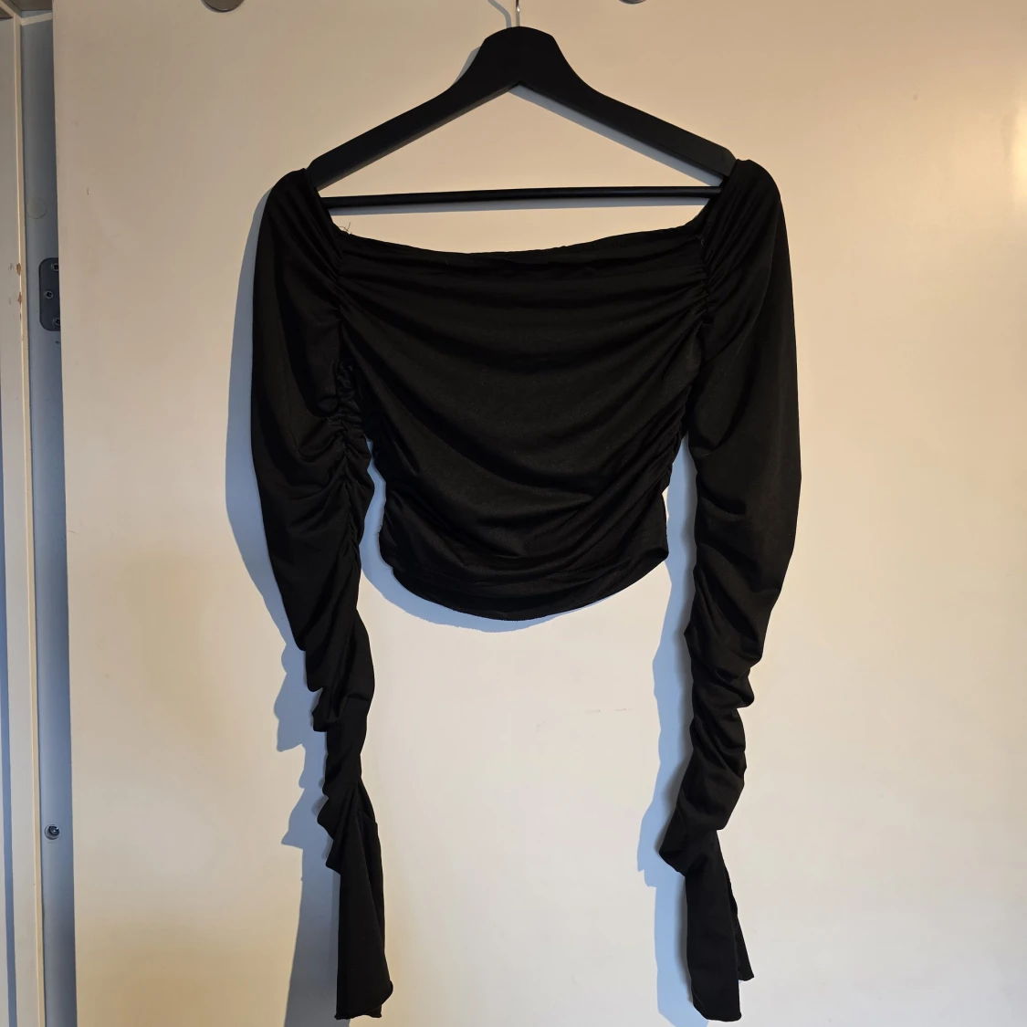 Svart offshoulder croppad topp - 2