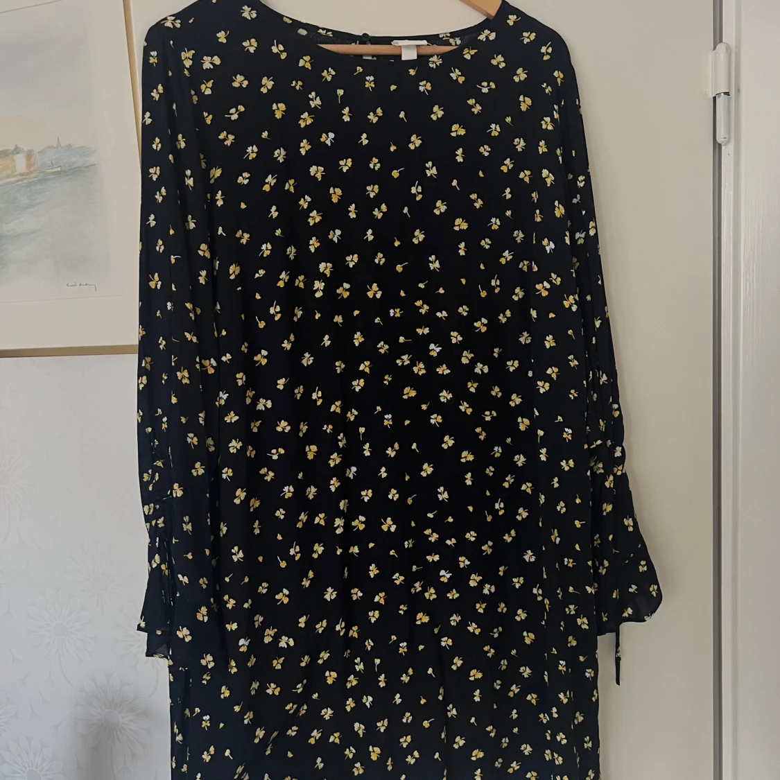 Svart blommig långärmad klänning