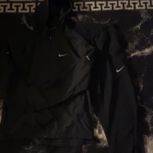 Svart Nike Miller tracksuite   - Svart Nike Miller tracksuite  passar storlek S och M   Använd typ en månad