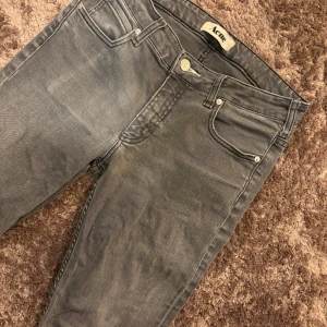 Acne slim jeans  - Säljer ett par grå acne slim jeans i sjukt bra sick, ny pris ca 5000kr säljer för endast 699 pris kan diskuteras vid snabb affär, storlek 29/32