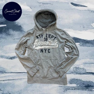 Grå hoodie från Aeropostale med tryck - Grå hoodie från Aeropostale med broderat och tryckt text på bröstet | Size L | Vintage och otroligt limiterad | Längd: 68cm Axelbredd: 48cm