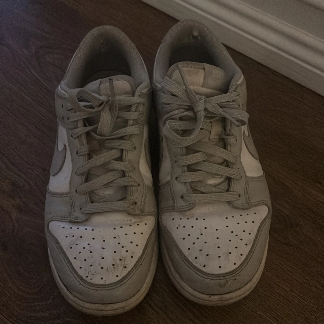 Nike Dunk Low i grå och vitt - 1