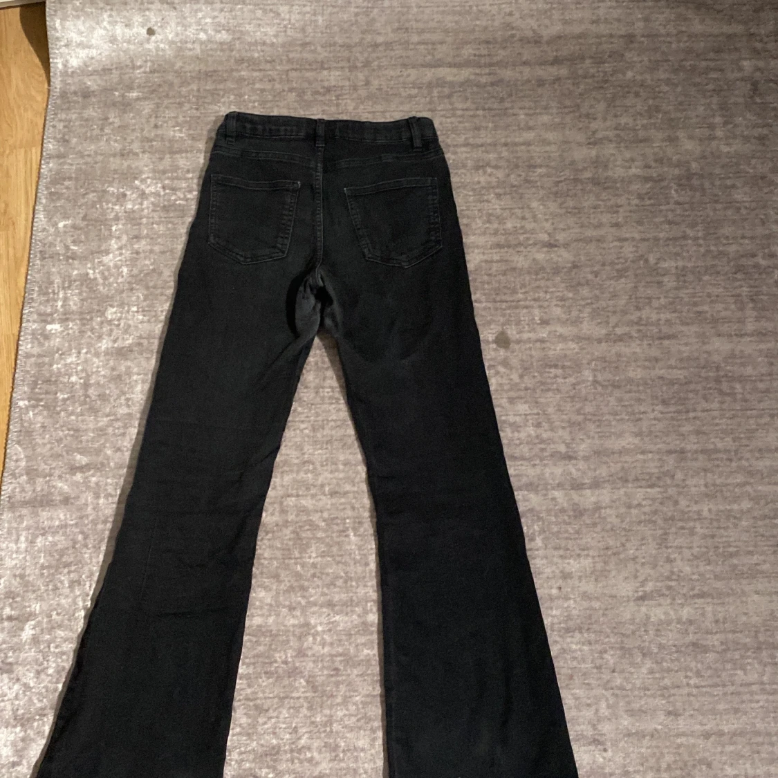 Svarta bootcut jeans - 1