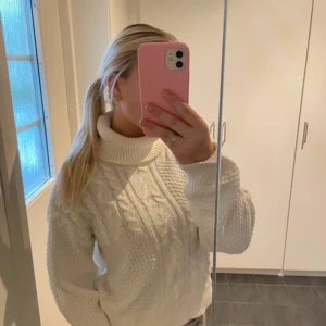 Vit stickad polotröja från Pieces - Supermysig vit stickad polotröja från Pieces med  flätmönster och ribbad krage . Perfekt för kalla dagar när du vill vara både varm och snygg.