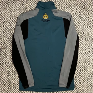 Peak Performance Tröja - Peak Performance Golftröja! | Skick 9/10 mycket bra | Nypris 1200kr | Mitt pris 399kr | Kom pm vid frågor eller funderingar! | Postas eller hemleverans i Gävle!