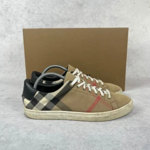 BURBERRY CHECKED SNEAKER - – Condition: 7/10  – What is included: Only the sneakers  – Retail price: 6800 SEK