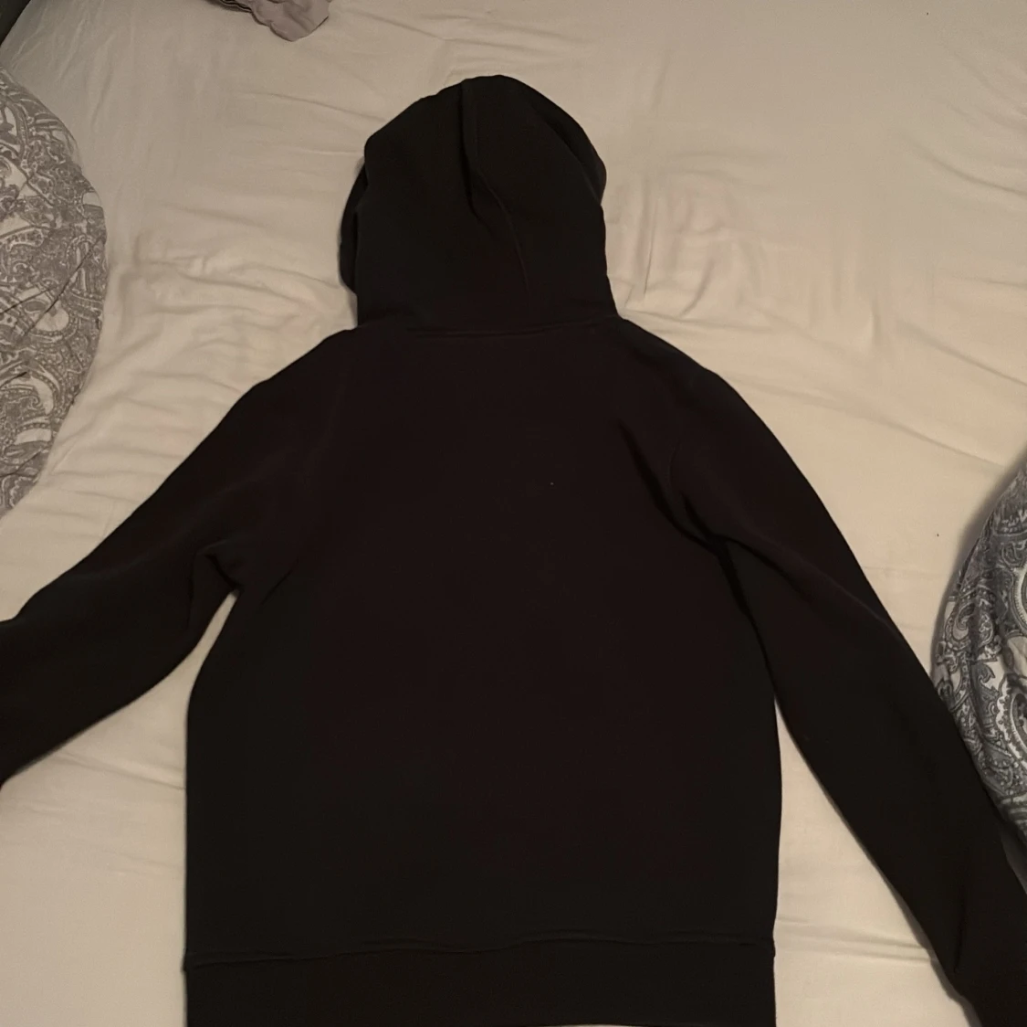 Svart hoodie från Mister Tee XS - 4