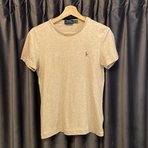 Ralph lauren t shirt - Ralph Lauren t shirt - skick 9/10, mycket fint skick, inga defekter - storlek XS, passar XS - mått: A=60cm, B=41cm (bild 5) - jag är 177 och dom har blivit lite för korta på mig, passar förmodligen runt 170! - Lite mjukare och mer exklusivt material än på vanliga t shirts, köptes i Båstad för 1299kr! - hör av er vid frågor!🙌