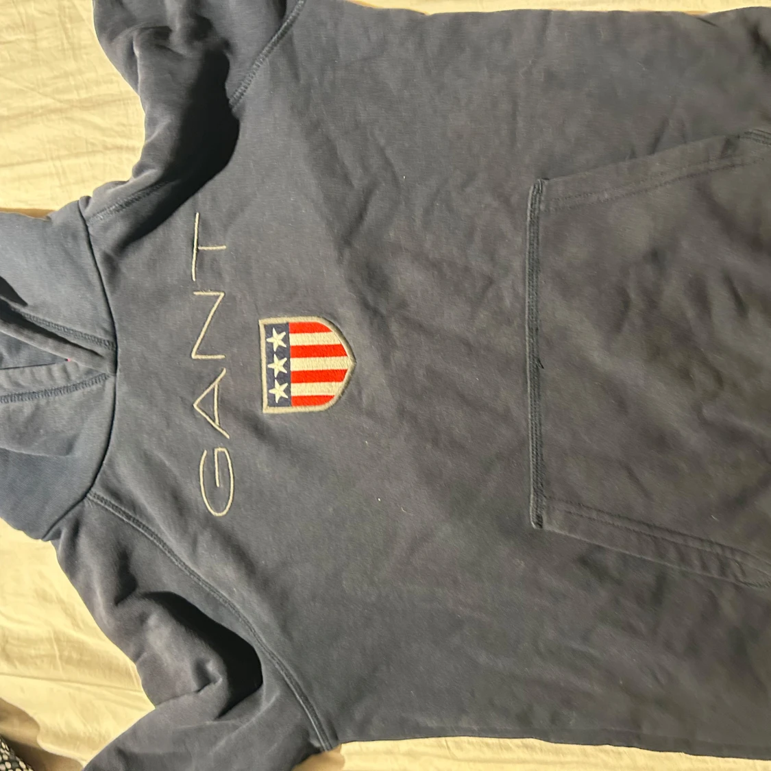 Mörkblå hoodie från GANT med logga - 1