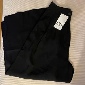 Svarta vida byxor från Zara - Helt nya byxor som inte är använda🩷