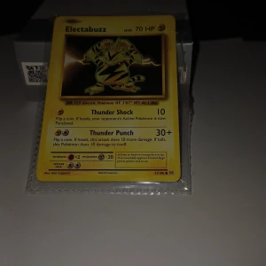 Electabuzz - Coolt samlarkort med Electabuzz från Pokémon! Perfekt för dig som älskar Pokémon och vill utöka din samling med en klassisk el-Pokémon. Kortet är från 2016 och har snygg design och detaljerade attacker. Passar både samlare och spelare.