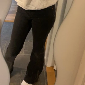 svarta bootcut jeans - svarta bootcut jeans från bershka, uppklippta passar 156 cm