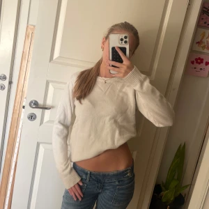 Vit stickad tröja från vila - Säljer en vit stickad tröja från vila! Den är lite nopprig men inget man tänker på. Hör av dig om du har några frågor❤️