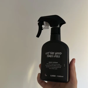 Let The Good Times Roll spray - Den är anvönd endast 2-3 gånger alltså som ny och full. Den ärBody spray från LUSH med namnet Let The Good Times Roll. 200 ml flaska. Vegansk produkt. Perfekt för dig som vill ha något unikt och lekfullt i din doftsamling.