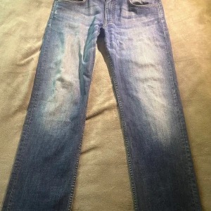 Vintage jeans - Vintage jeans i blå tvätt med snyggt slitna detaljer och raka ben. Jeansen har fem fickor, normal passform och är tillverkade i robust denim. Perfekta för dig som gillar en tidlös och avslappnad look.