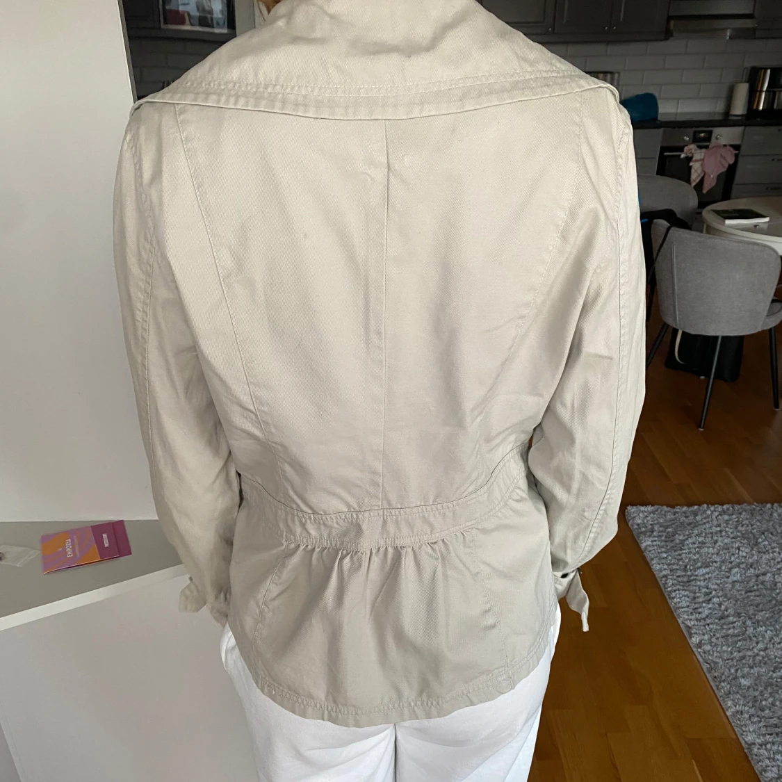 Beige trenchcoat med bälte - 2