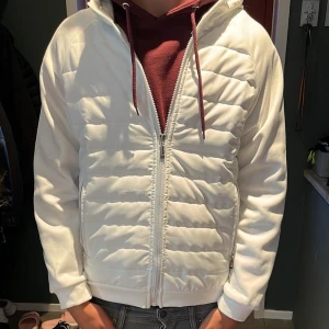 Vit cardigan - Säljer en fräsch vit cardigan perfekt till hösten och mot kallare dagar.