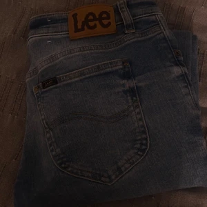 Lee jeans  - Säker mina fina Lee jeans då de är förstora. De är väl använda så de har gått lite sönder längst nere vid slutet av byxorna därav det låga priset, de köptes för 1000kr ungefär. De är lowwaist ❤️❤️ kom privat för fler bilder eller frågor 