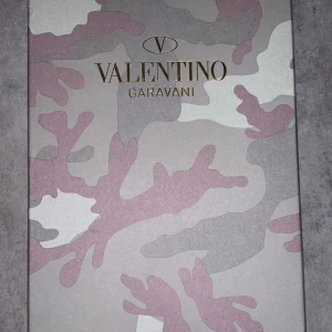 Valentino rockrunners  - Säljer mina rockrunners då jag inte använder dom längre dom är använda ett litet tag men är fortfarande i fint skick vid minsta lilla fundering är det bara att höra av sig tvättar såklart dom innan jag skickar iväg!!