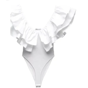 Vit body med volang  - Volang body, nästan aldrig använd så är som ny!🤍