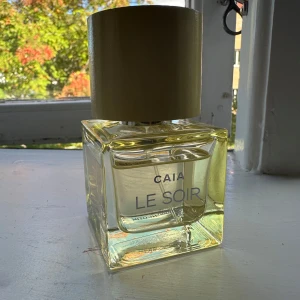 CAIA Le Soir Eau de Parfum - Trendig parfym från CAIA med namnet Le Soir. Snygg och stilren flaska som passar perfekt i din samling. Volym: 50 ml. Perfekt för dig som vill sticka ut med en modern doft. Använd några sprut, men nästan full! 