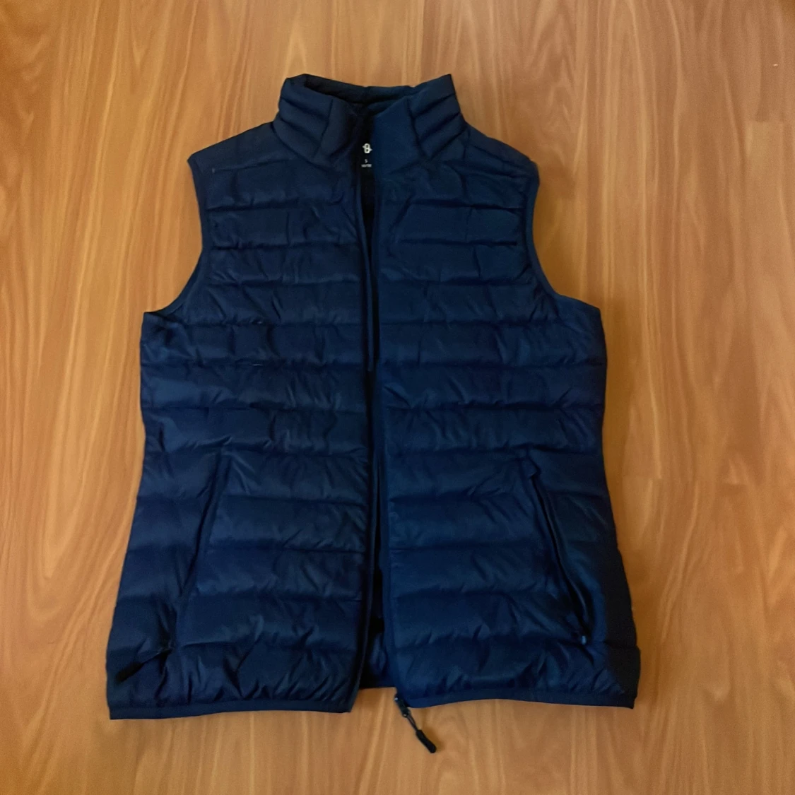 Två västar en mörkblå från strova och en svart från kappahl. En av dem 170kr styck / båda 299kr - 1