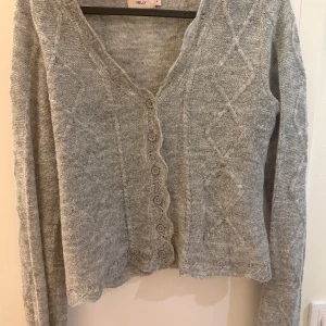 Grå stickad kofta  - Mysig grå stickad kofta från Nelly. Har bara använt den ett par gångar och är därför i bra skick! 🤍
