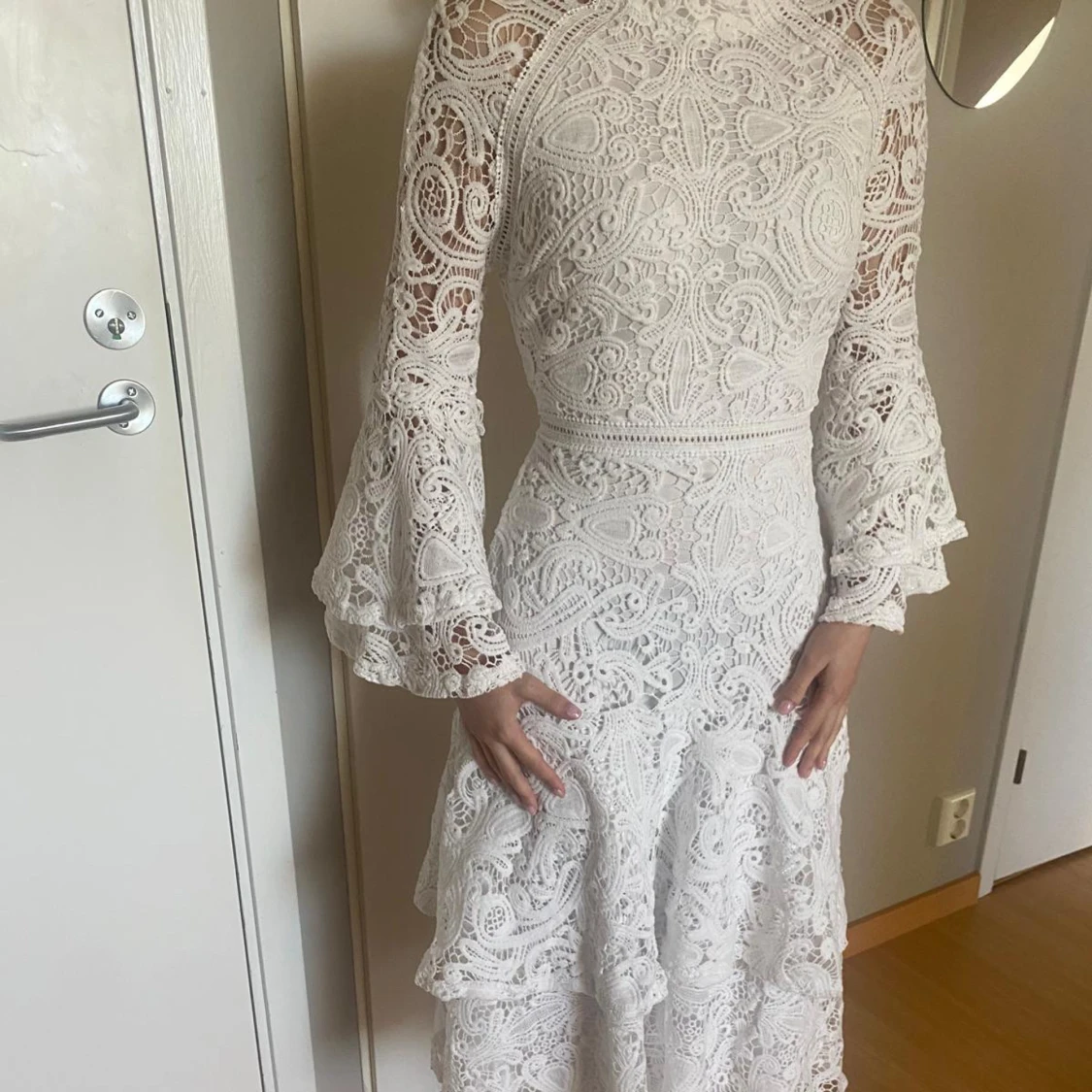 Vit spetsklänning med volangärmar - 1