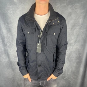 J.Lindberg jacka - Hej säljer nu min fina J.lindberg jacna i storlek L. Den är i mycket bra skick och kommer vara otroligt snygg nu i höst. Nypris cirka 4000kr! Vi kommer att sälja liknande produkter så glöm inte följa profilen!🌊