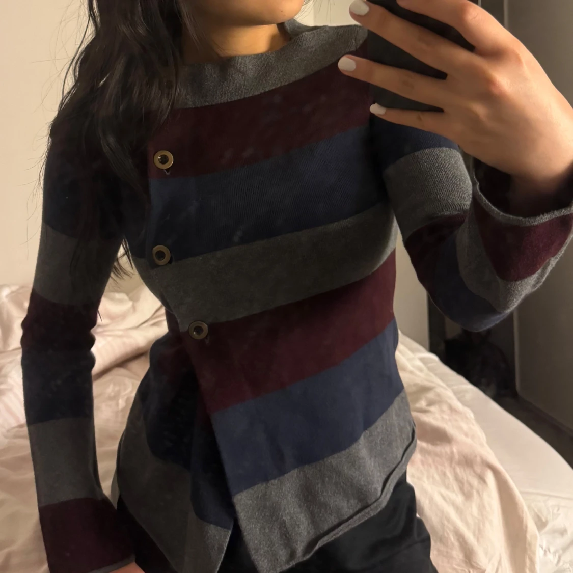 Randig kofta med knappar i blått och vinrött