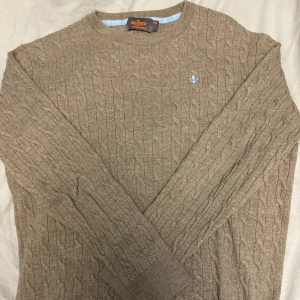 Morris tröja - Grischelino tröja, Kabelstickad beige tröja från Morris | står storlek xxl men antar att de är barn storlek sitter som en s-m