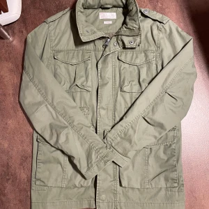 Olivgrön fieldjacka  - Säljer nu en riktigt snygg fieldjacka från These glory days i utmärkt skick. Inga defekter eller liknande utan som helt ny. Supersnygg grön färg och en perfekt jacka inför hösten. Skriv privat vid minsta fundering🙌🏻👍🏻