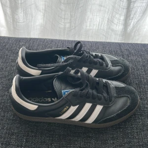 Adidas Samba svarta sneakers - populära adidas sambas skor,  skick, nästan som nya sparsamt använda , strlk 39