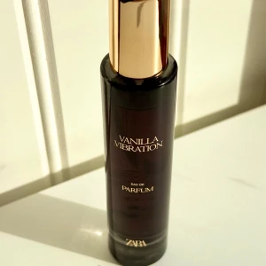 Zara Vanilla Vibration edp 30 ml - Vanilla Vibration Eau de Parfum från Zara, 30 ml. Kvarvarande mängd syns på bild. Givetvis förvarad mörkt och svalt. 