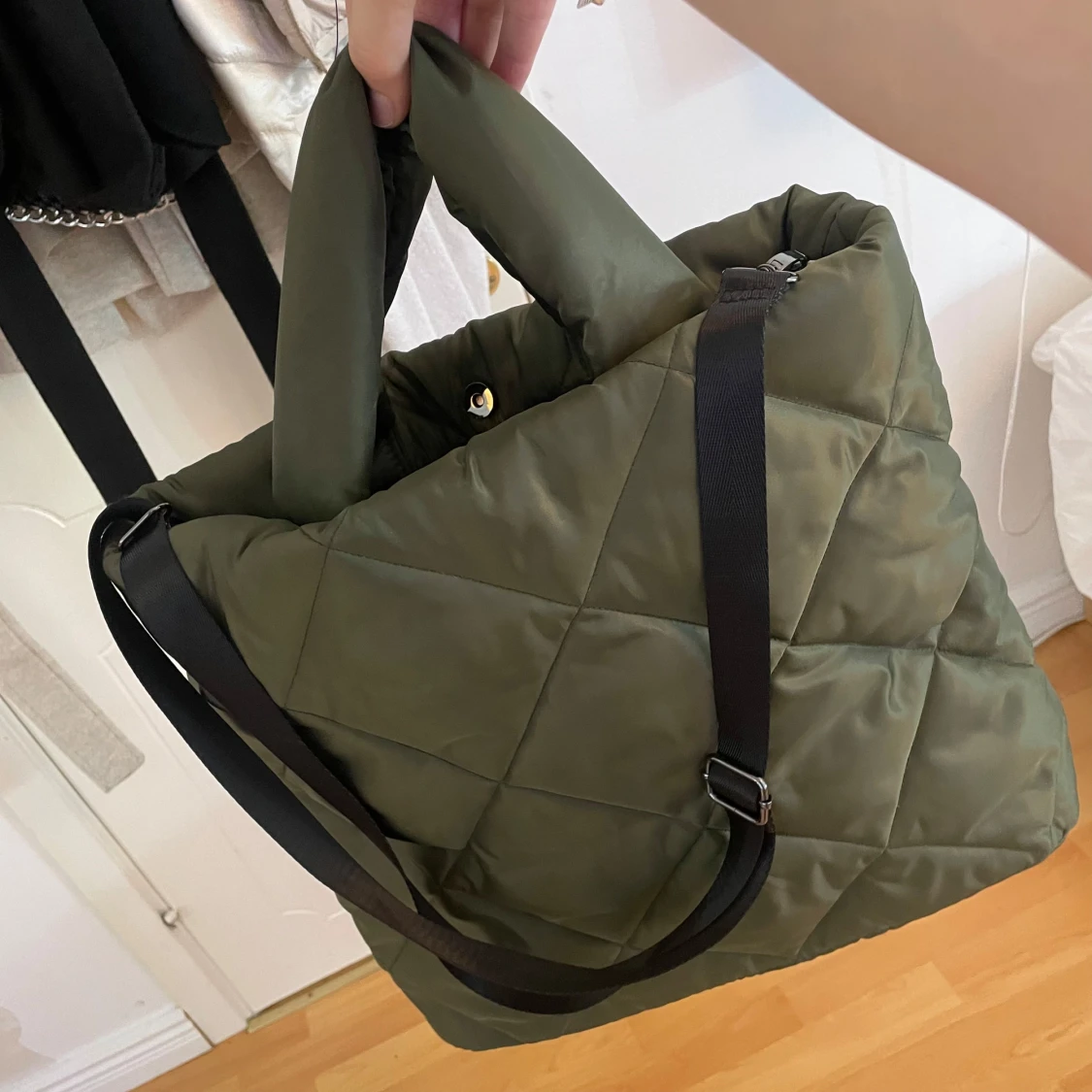  Grön puffer axelväska med handtag  - 1