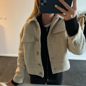 Jacka - Teddyliknande kort beige kappa. Endast använd ett fåtal gånger. 