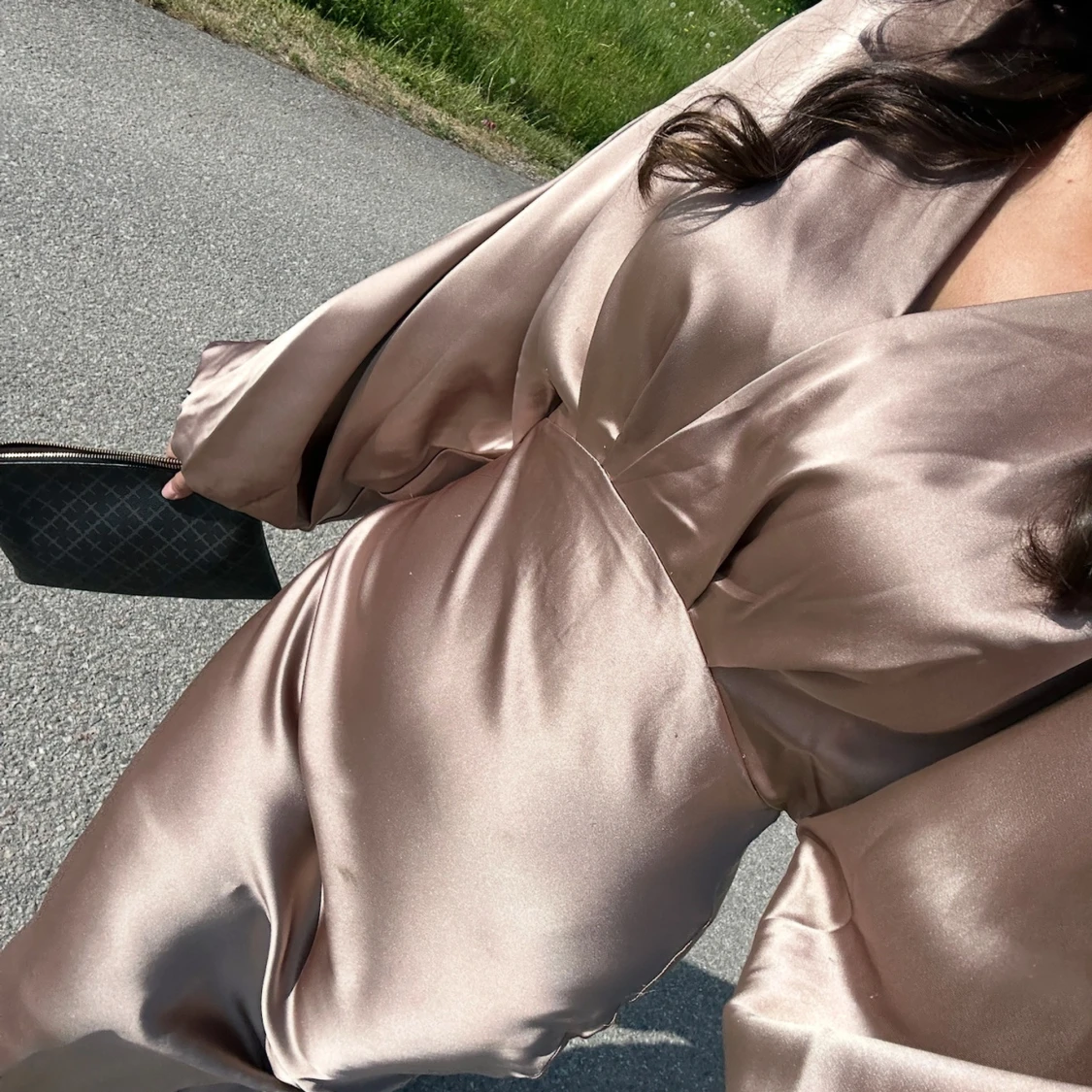 Champagnefärgad långklänning i satin