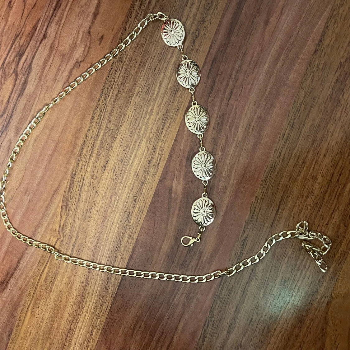 Guldfärgat kedjebälte med blommor - 1