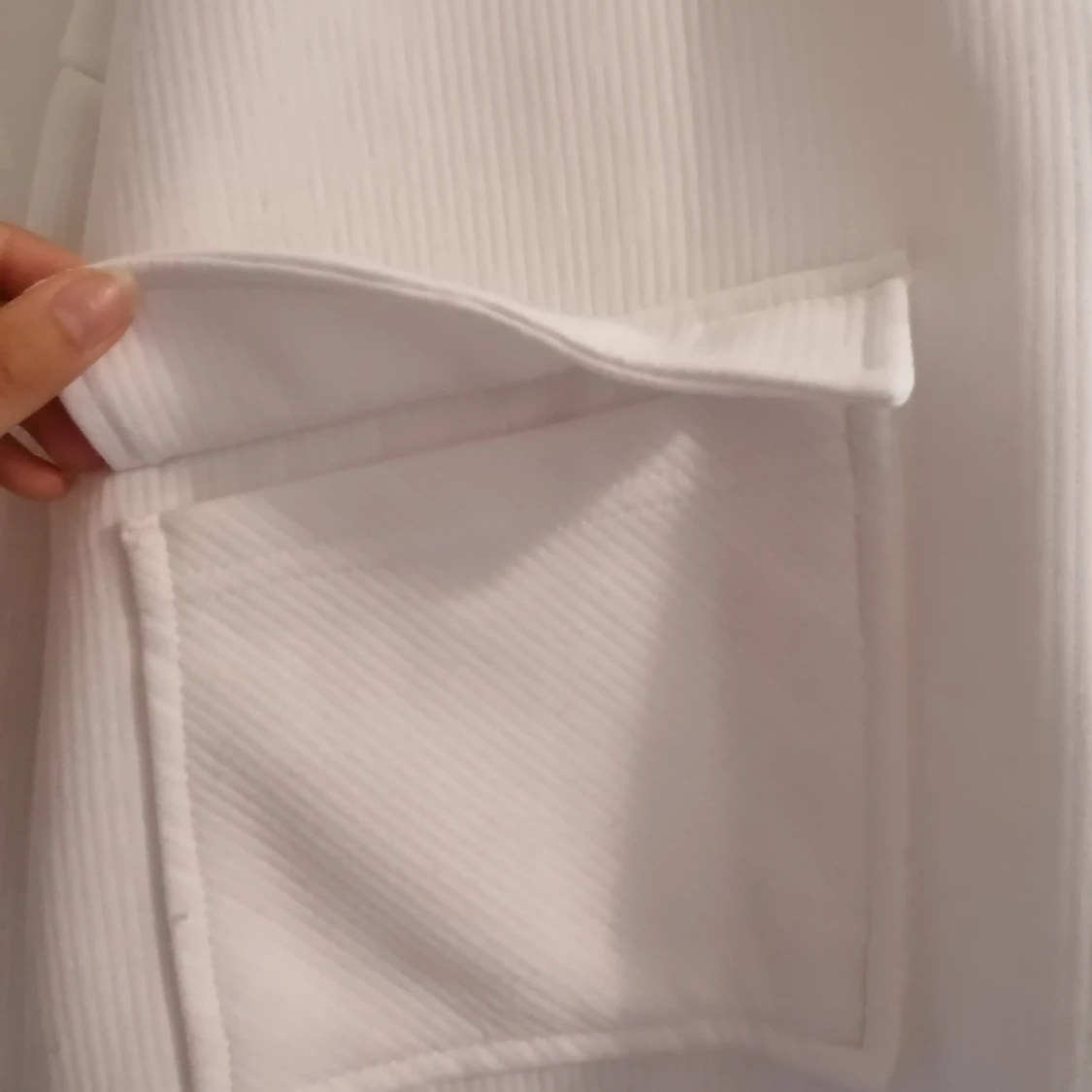 Vit hoodie med dragkedja från Crivit - 2