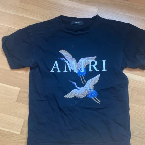 Amiri t-shirt - Säljer amiri tröja för jag har växt ur den. Perfekt för sommaren och i väldigt bra skick. Storlek xs, väldigt bra passform. Pris kan diskuteras 