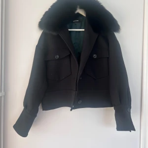 Meotine jacka svart - Säljer min fina meotine jacka då den inte kommer till användning längre!😊 Den är lite nopprig på vissa ställen men annars i bra skick!