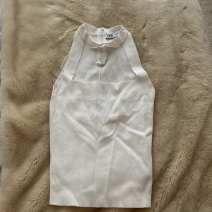 Zara topp - Säljer min super snygga zara topp! super snygg till typ en fest eller tjej middag ✨ 