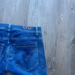 Dondoup George jeans  - Säljer ett par dondoup George jeans med sjukt cool design storlek 29 pris diskutera bart 