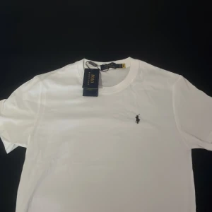 Ralph Lauren T-shirt - Vit t-shirt från Ralph Lauren i storlek M, men passar mer som S. Helt ny och oanvänd 🙂