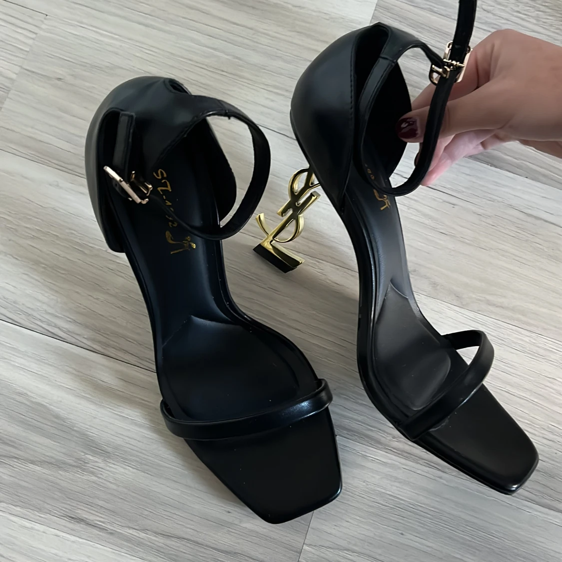 Svarta YSL klackar med gulddetalj - 1