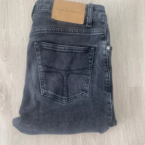 Tiger Of Sweden Jeans - Ett par Tiger Of Sweden Jeans i slim fit | Storlek 26/32 passar någon som är 170-178 |  Riktigt fin skick utan defekter 9/10 | Nypris 1499kr | Skriv vid frågor eller funderingar 😃